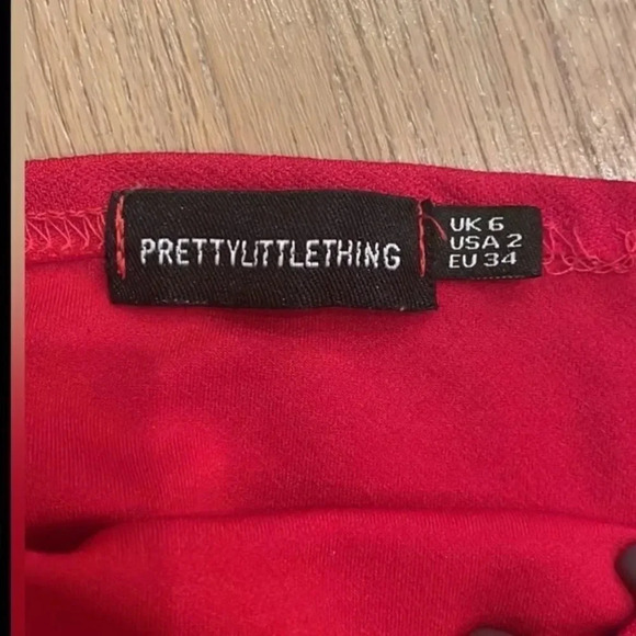 RED PRETTYLITTLETHING SLINKY STRAIGHT NECK SPAGHETTI STRAP CROP
SIZE 2 - Picture 11 of 11